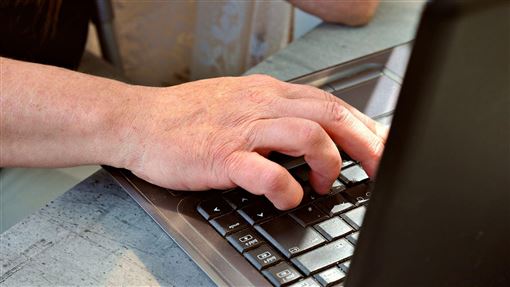 AI生成農場文狂發！夫妻1年爽賺近千萬