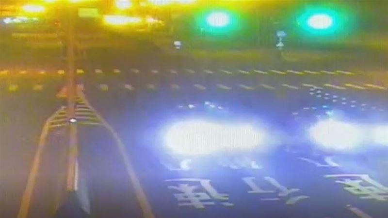 賓士保時捷33車　竹南西濱暗夜競速