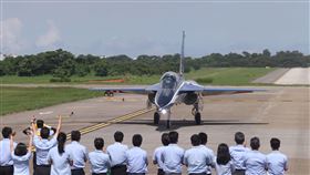 中科院及漢翔公司的研發團隊迎接「勇鷹」首飛成功。（記者邱榮吉/台中拍攝）