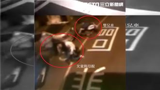 女童遭公車車門彈飛車底　驚悚畫面曝