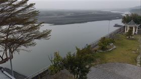 高屏溪攔河堰水流創營運來最低量大高雄地區進入乾旱期，高屏溪攔河堰水流量驟減，水情燈號25日起轉為黃燈，將實施夜間減壓供水。水利署南區水資源局說已創營運22年來最低量。（南水局提供）中央社記者王淑芬傳真  110年2月25日