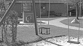 幼稚園，盪鞦韆，幼兒園，學校，遊樂設施（示意圖／翻攝自Pixabay）