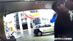 趙男竟在姊姊工作的彩券行攻擊警員。（圖／翻攝畫面）