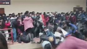 大學生抗議擠爆4樓　下秒「欄杆斷裂」集體急墜釀5死（圖／AP授權）