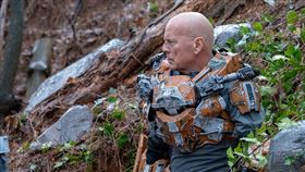 「地表最強光頭」布魯斯威利《終極異噬界》飛上太空激戰活屍。（圖／采昌國際多媒體）