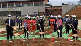 蔡總統與鄭文燦種茶樹　象徵里程碑桃園市政府配合客家委員會浪漫台三線計畫建「台灣客家茶文化館」，預計今年5月底完工。總統蔡英文（前排中）及桃園市長鄭文燦（前排右）等人4日視察，種下茶樹象徵里程碑。中央社記者葉臻攝　110年3月4日