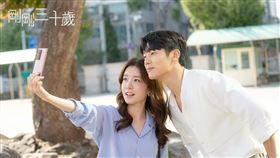 《剛剛三十歲》鄭仁仙與姜敏赫現實中也都過30歲。（圖／愛奇藝國際站提供）