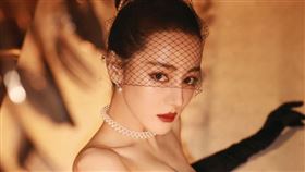 迪麗熱巴將MIKIMOTO的項鍊當成髮飾，別具巧思。（圖／MIKIMOTO提供）