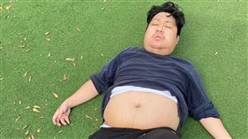 統神張嘉航近日也貼出自己端鍋子的照片，引發討論。（圖／翻攝自亞洲統神張嘉航粉專）