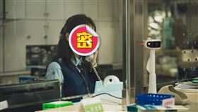 許瑋甯一身農會制服，搭配樸素的馬尾造型，自稱是「瑞山之花」。（圖／金盞花大影業提供）