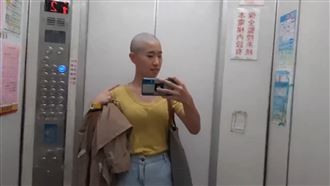 大學嫩妹剃光頭　父母暖回：我們接納