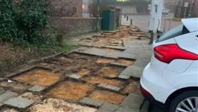 居民早上出門時，發現鎮上人行道的地磚全被挖掉。（圖／翻攝自reddit討論區）