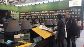 義波隆那書展　台灣童書展現活躍能量義大利波隆那兒童書展台灣館以綠色、黃色為主色調，現場還有一本特製的巨大、跨頁大畫冊，呈現1989年至2018年以來入圍波隆那插畫展的台灣插畫家作品群像。（台北書展基金會提供）中央社記者羅苑韶傳真　107年3月28日