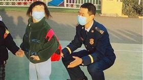 山西,消防員,父親,女兒,放學（圖／翻攝自微博）