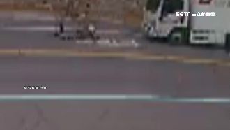 騎士過彎失控滑行　貨車急煞險輾過