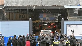 世界衛生組織（WHO）專家近期赴中國追查2019冠狀病毒疾病源頭後美中角力升溫，多國科學家呼籲重啟調查。圖為1月31日專家小組參訪武漢華南海鮮市場。（圖／共同社）
