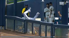 ▲甘默（Ben Gamel）接殺界外球後跌進場邊牛棚。（圖／翻攝自MLB官網）