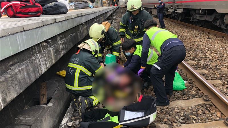 快訊／新豐火車站女落軌　傷重不治