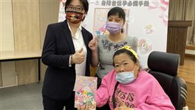 身心障礙聯盟今推出國內首本「身心障礙者懷孕手冊」，針對視障、聽障、肢障等不同障礙類別，提供懷孕各階段所需的注意事項與資源。兩位身障者今見證並道感謝。（圖／記者簡浩正攝影）