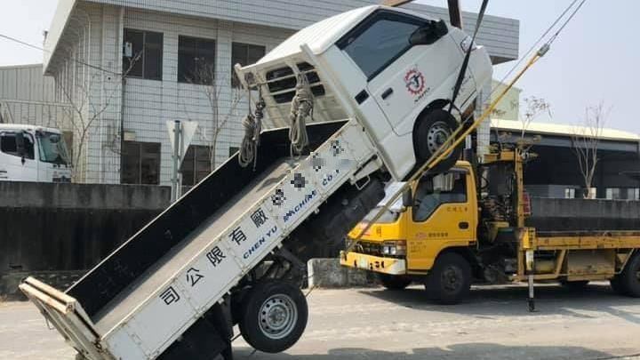 貨車飛天「翹孤輪」路人驚：特技嗎