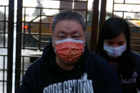 ▲台版特斯拉淳紳公司董事長沈瑋面對鏡頭時，喊冤絕對沒有掏空。但台北地檢署複訊後，向法院聲請羈押禁見。（圖／翻攝畫面）