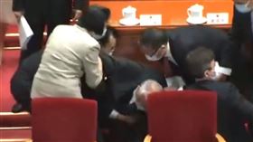 董建華人大會議跌倒 林鄭月娥慰問▲。（圖／翻攝自小凡好攝微博）