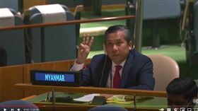 聯合國表示，緬甸軍政府新指派的駐聯合國大使4日請辭，並說被軍政府開除的原任大使依舊代表緬甸；緬甸駐聯合國原任大使覺莫敦因高舉三指向抗爭者致敬，隨後遭軍政府開除。（圖／翻攝自United Nations YouTube網頁youtube.com）
