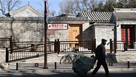 中南海所在地 北京東西城區全員核酸檢測中國政治中樞中南海等部委所在的北京市西城區，及鄰近的東城區22日宣布，啟動區內全員接受2019冠狀病毒疾病（COVID-19）的病毒核酸檢測。圖為西城區的鼓樓西大街。（中新社提供）中央社  110年1月22日