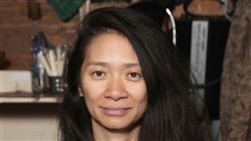 趙婷獲金球獎肯定　成首位獲獎亞洲女導演第78屆金球獎頒獎典禮今年改為線上舉行，最佳導演獎由38歲華人女導演趙婷以「游牧人生」（NOMADLAND）脫穎而出，也是首位獲該獎肯定的亞洲女導演。（探照燈影業提供）中央社記者葉冠吟傳真　110年3月1日