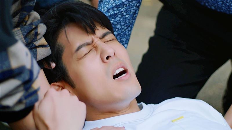 雷／胡宇威中彈倒地　女友在旁哭爆