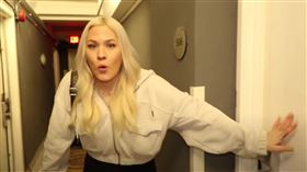 女網紅闖入賽西爾酒店遇到一連串怪事。（圖／翻攝自Kris Star YouTube）