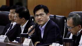 交通部投入35億　提升西濱快速公路安全（1）西濱快速公路2月21日發生連環追撞的重大事故，引發各界關注，交通部長林佳龍（右2）同意公路總局投入新台幣35億元經費，提升西濱快速公路安全部分。（交通部提供）中央社記者汪淑芬傳真　110年3月4日