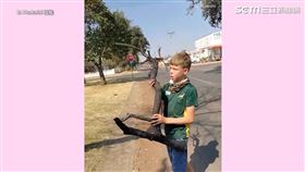 ▲Phakathi看到男孩在搬木頭，決定要幫助他。（圖／BI Phakathi 授權）