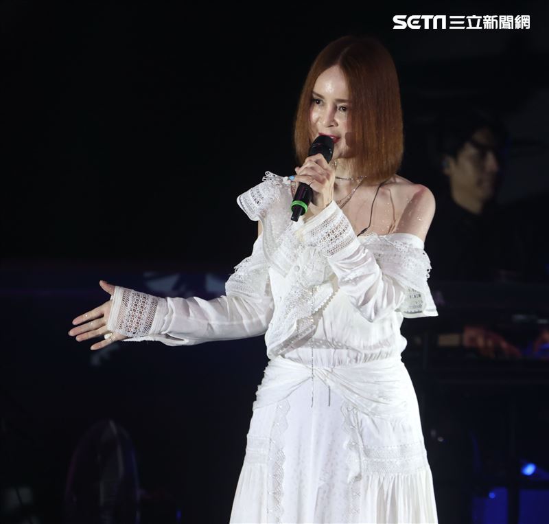 久未在台露面的高勝美歌聲悅耳動聽讓歌迷聽得沈醉。（記者邱榮吉/攝影）