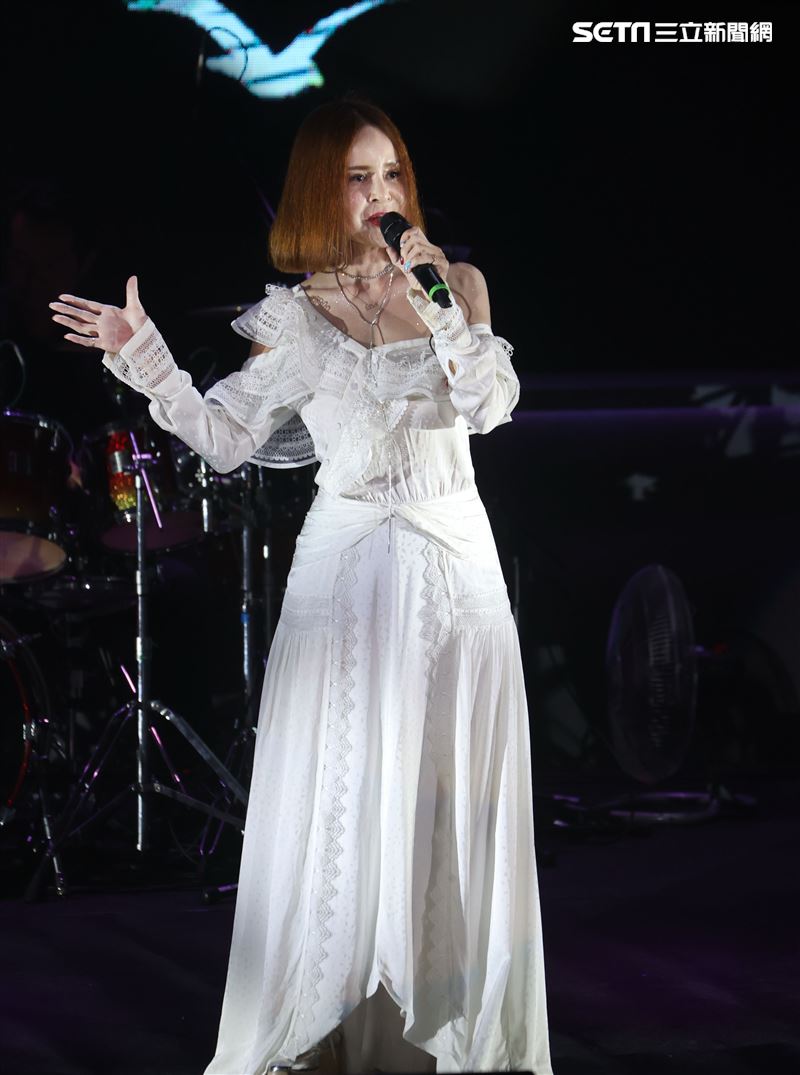 久未在台露面的高勝美歌聲悅耳動聽讓歌迷聽得沈醉。（記者邱榮吉/攝影）