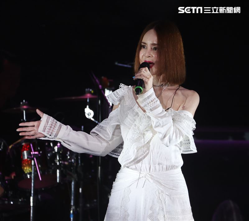 久未在台露面的高勝美歌聲悅耳動聽讓歌迷聽得沈醉。（記者邱榮吉/攝影）