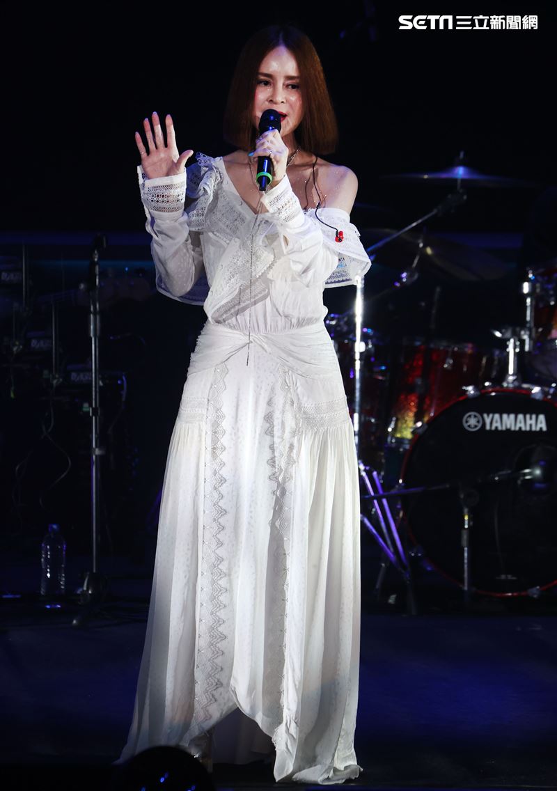 久未在台露面的高勝美歌聲悅耳動聽讓歌迷聽得沈醉。（記者邱榮吉/攝影）