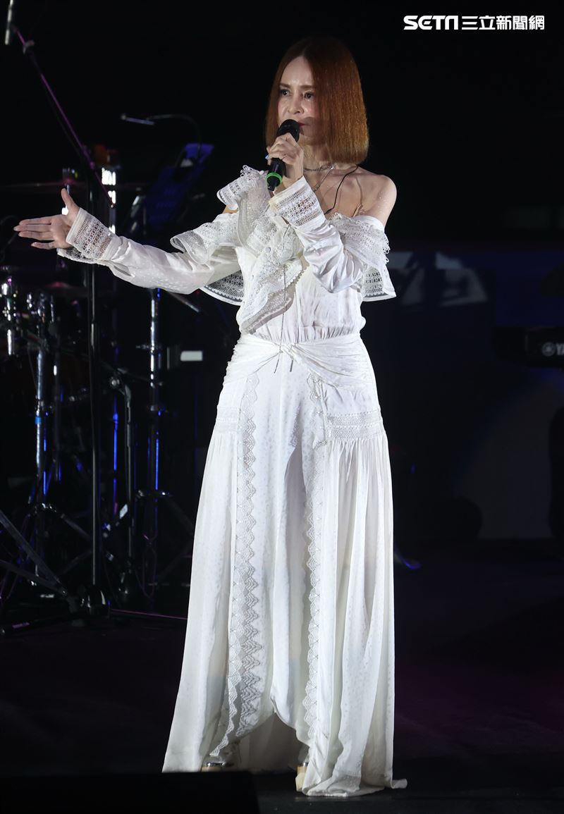 久未在台露面的高勝美歌聲悅耳動聽讓歌迷聽得沈醉。（記者邱榮吉/攝影）
