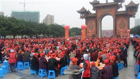 陸人口快速老化　2035年老人破4億據報導，中國社會保障學會會長鄭功成日前表示，中國大陸現有60歲以上老人2.4億，預計到2035年時，60歲以上人口將突破4億。圖為10月28日重陽節，四川3600位老人共享長壽宴。（中新社提供）　中央社　106年10月31日