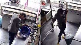 正妹闖燒烤店水槽盥洗　老闆目睹驚呆（圖／翻攝畫面）