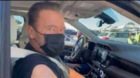 阿諾史瓦辛格（左）年初坐車內快速接種疫苗的影片。（圖／翻攝自阿諾史瓦辛格推特）