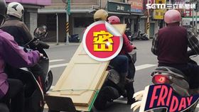 機車阿伯載門板套身上　驚呆網：太強