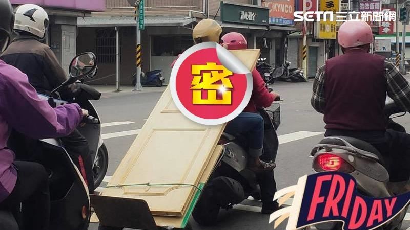 機車阿伯載門板套身上　驚呆網：太強