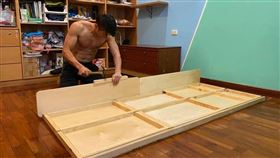 工作太熱！木工師傅脫了「8塊肌全露」婆媽暴動：來我家修（圖／翻攝自爆廢公社二館）