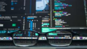 微軟公司電郵軟體遭駭入侵美國機構竊密風暴擴大，熟知美國政府因應的消息人士透漏，有超過2萬個美國組織受害。（示意圖／翻攝自Unsplash圖庫）
