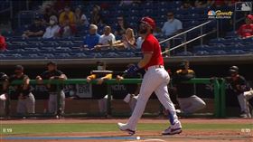 ▲哈波（Bryce Harper）熱身賽首安是反方向2分砲。（圖／翻攝自MLB官網）