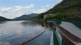 花蓮鯉魚潭放置吸油棉　抑制藻類擴散花東縱谷國家風景區管理處鯉魚潭管理站在鯉魚潭面放置吸油棉、吸油條，控制葡萄球藻擴散範圍。中央社記者張祈攝　110年3月6日