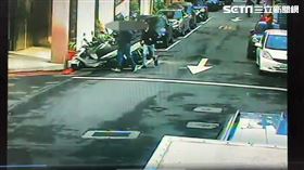 3名惡煞為了士林夜市攤商糾紛打傷前里長後逃離現場。（圖／翻攝畫面）