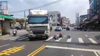 快訊／機車遭大貨車撞飛！3人急送醫
