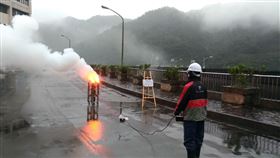 翡管局109年10月22日於翡翠水庫壩頂進行人工增雨作業/人造雨(翡翠水庫管理局提供)